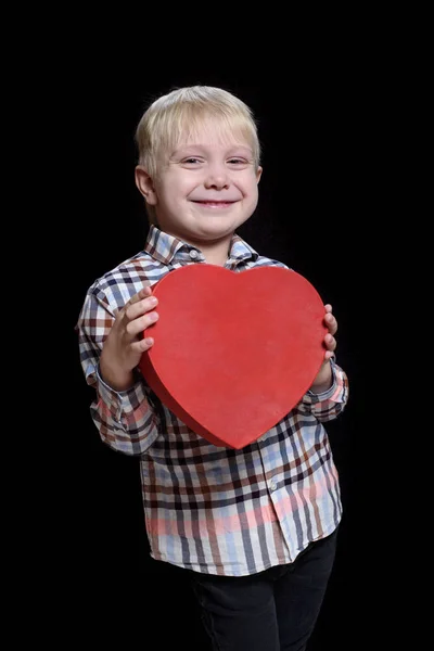 Garçon Blond Souriant Chemise Carreaux Tenant Une Boîte Rouge Forme — Photo