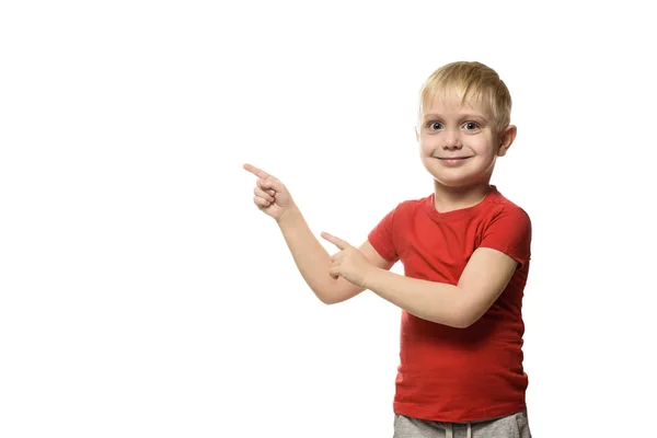 Sonriente Niño Rubio Con Una Camisa Roja Para Muestra Los —  Fotos de Stock