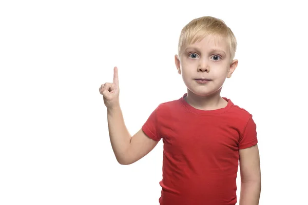 Ein Blonder Junge Roten Shirt Steht Und Zeigt Mit Dem — Stockfoto