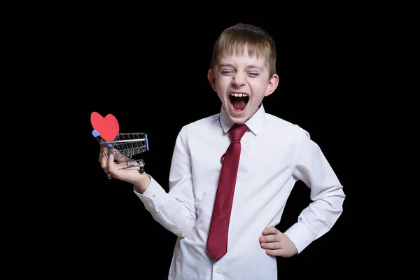 Усміхнений Хлопчик Закритими Очима Відкритим Ротом Тримає Металевий Візок Серцеподібною — стокове фото