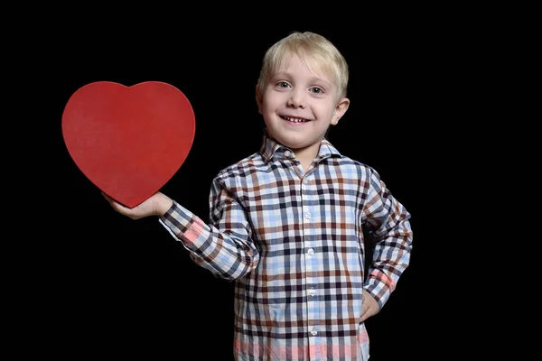 Uśmiechający Się Blond Chłopiec Kraciaste Koszule Trzymając Czerwone Serce Kształcie — Zdjęcie stockowe