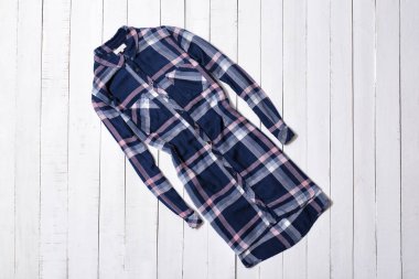 Moda giysiler. Beyaz ahşap zemin plakalar mavi kareli uzun forması