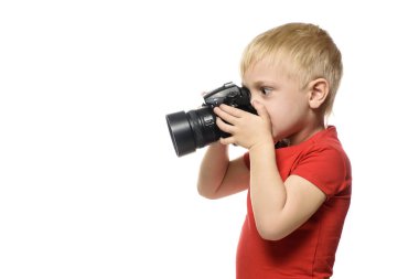 Genç sarışın çocuk ile fotoğraf makinesi.