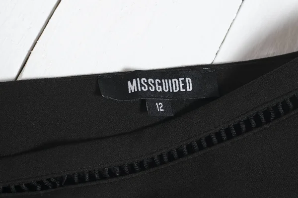 Харков Украина Января 2019 Метка Словами Missguided Черной Юбке Белых — стоковое фото