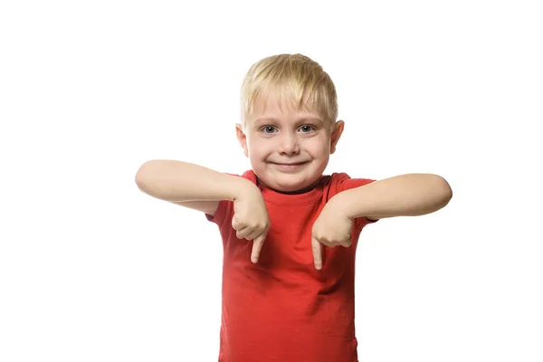 Lächelnder Kleiner Blonder Junge Roten Hemd Steht Auf Und Zeigt — Stockfoto