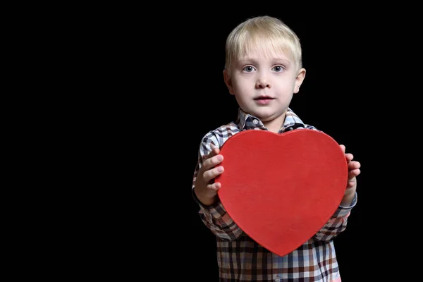 Blonde Jongen Geruite Overhemd Met Een Rood Hart Vormige Vak — Stockfoto