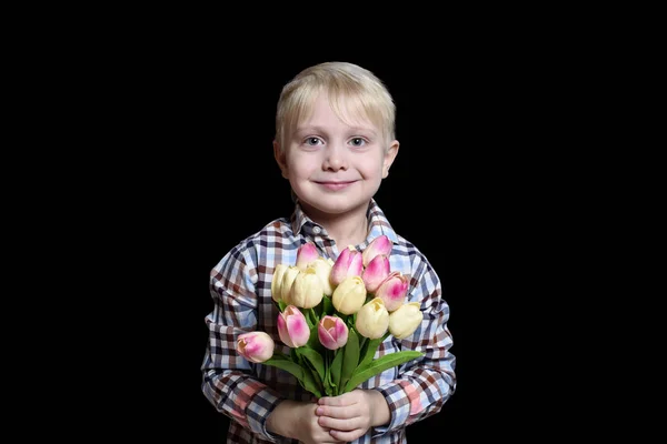 Lachende Blond Jongetje Houden Een Boeket Van Tulpen Portret Isoleren — Stockfoto