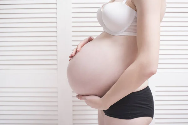 Mujer Embarazada Ropa Interior Abrazando Vientre Con Las Manos Sobre — Foto de Stock