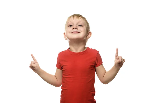 Menino Louro Sorridente Com Uma Shirt Vermelha Está Apontando Com — Fotografia de Stock