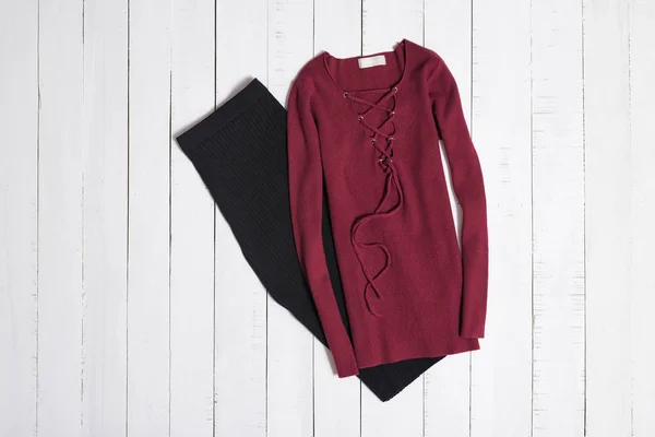 Ubrania Akcesoria Czarny Midi Spódnica Czerwony Sweterek Sznurowaniem Deski Białe — Zdjęcie stockowe