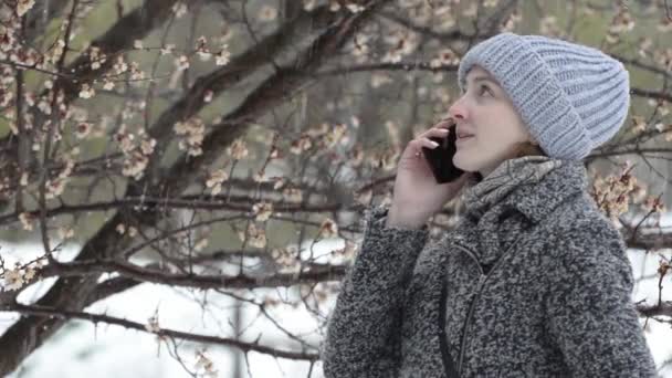 Girl Hat Talking Phone Spring Sleet — Stock Video