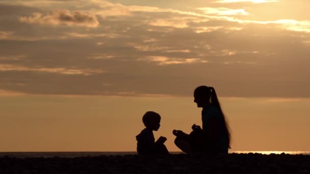 Mãe Filho Brincando Praia Estudar Asanas Hora Pôr Sol Silhuetas — Vídeo de Stock