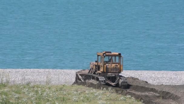 Bulldozer Fortalece Costa Contra Pano Fundo Mar Azul Calmo Dia — Vídeo de Stock