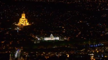 Başkanlık Sarayı ve Sameba Katedrali Tiflis geceleri. Üstten Görünüm