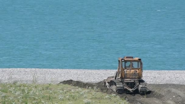 Bulldozer Fortalece Costa Contra Pano Fundo Mar Azul Calmo Dia — Vídeo de Stock