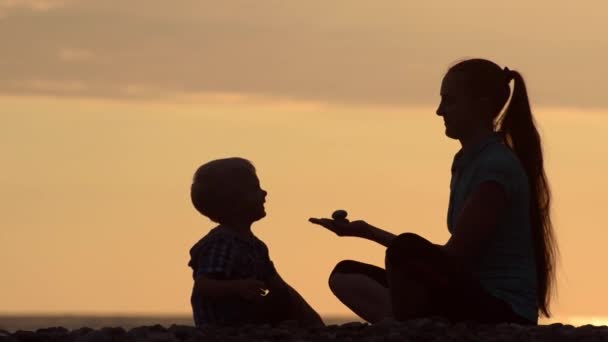 Maman Son Fils Jouent Sur Plage Avec Des Pierres Coucher — Video