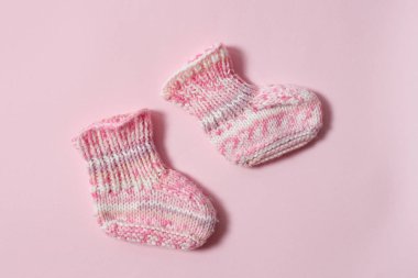 Çocuk Giyim konsept beyaz zemin üzerinde. Pembe örgü patik. İzole