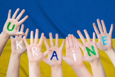 Arka planı çocukların ellerinde Ukrayna yazıtın Ukrayna dalgalanan bir bayrak