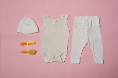 Pembe bir arka plan üzerinde bebek moda kavramı. Giyim ve Aksesuar bakımı için.