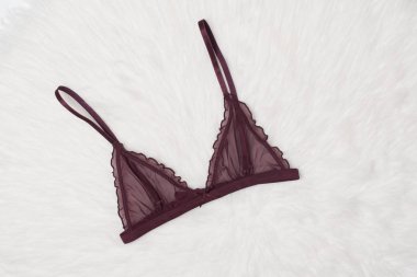 Beyaz kürk mor dantel sutyen. Düz yatıyordu. Moda iç çamaşırı kavramı.