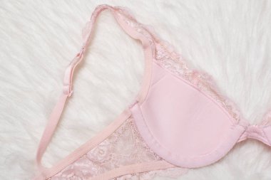 Beyaz kürk, iç tarafında pembe dantel sutyen. Düz yatıyordu. Moda iç çamaşırı kavramı.