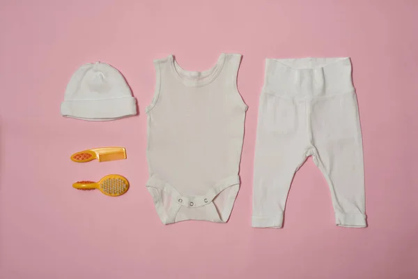 Concepto de moda de bebé sobre un fondo rosa. Ropa y accesorios para el cuidado . —  Fotos de Stock