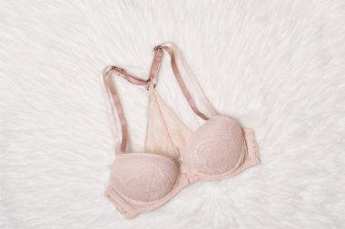 Beyaz kürk bej dantel sutyen. Düz yatıyordu. Moda iç çamaşırı kavramı.
