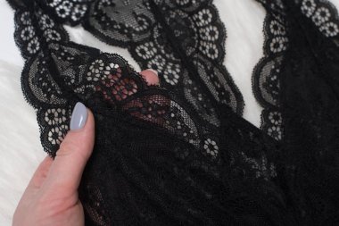 Şunun ayrıntıları el siyah dantel iç çamaşırı. Moda kavramı. Yakın çekim