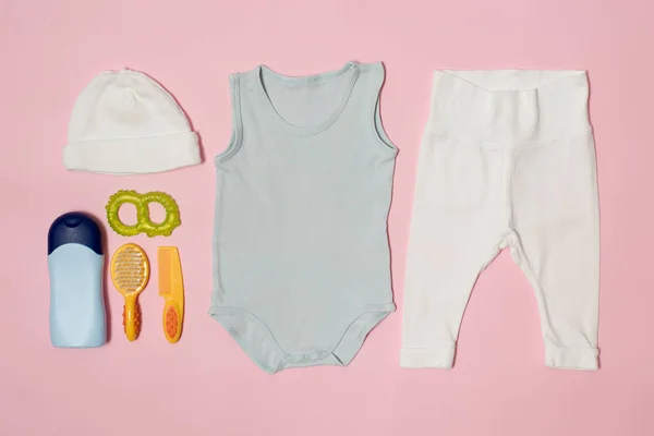 Concepto de moda de bebé sobre un fondo rosa. Ropa y accesorios para el cuidado . —  Fotos de Stock