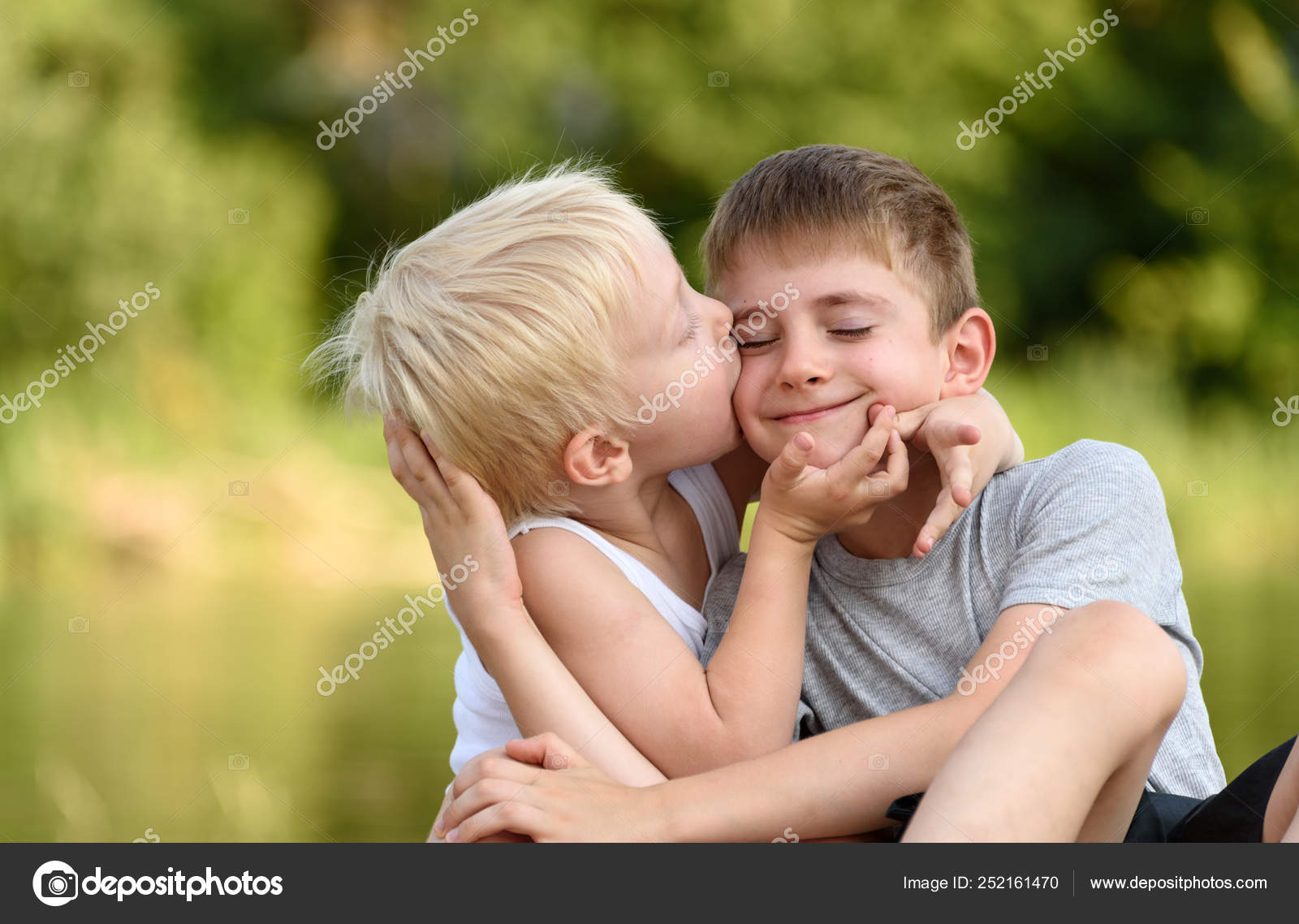 Добро старший брат. Старший брат целует младшего. Дружба братьев старший и младший. Старший и младший брат фото. Брат и сестра поцеловались.