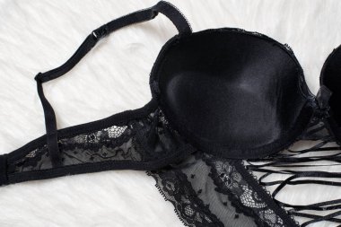 Siyah korse lacing üzerinde beyaz kürk ile iç tarafında. Düz yatıyordu. Moda iç çamaşırı kavramı.