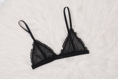 Beyaz kürk siyah dantel sutyen. Düz yatıyordu. Moda iç çamaşırı kavramı.