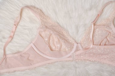 Şeftali dantel sütyen iç tarafında. İç çamaşırı kavramı. Yakın çekim