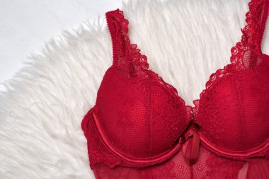 Beyaz kürk kırmızı dantel sutyen. Moda iç çamaşırı kavramı. Yakın çekim