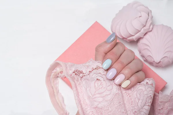 Roze kant bodice in vrouwelijke hand. Zachte manicure. Close-up — Stockfoto