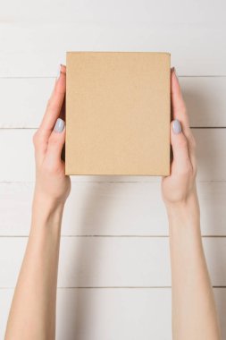 Eller, küçük karton kutu. Üstten Görünüm. Arka plan beyaz masaya