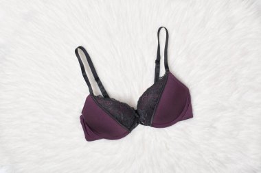 Beyaz kürk üzerinde siyah dantel ile mor sutyen. Düz yatıyordu. Moda iç çamaşırı kavramı.