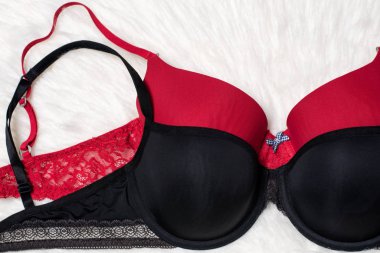 Beyaz kürk siyah ve kırmızı sutyen. Düz yatıyordu. Moda kavramı.