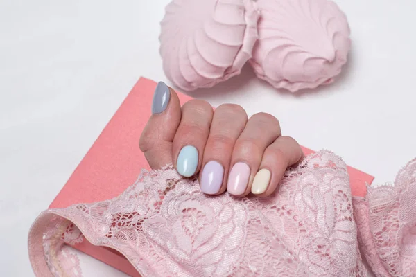 Roze kant bodice in vrouwelijke hand. Zachte manicure. Close-up — Stockfoto