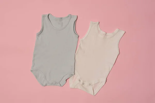 Bodysuit bebê azul e branco em um fundo rosa. Conceito de moda — Fotografia de Stock