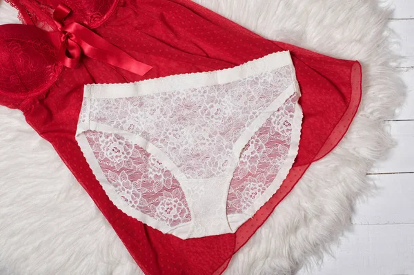 Bianco pizzo mutandine femminili su camicia da notte rossa Concetto di lingerie alla moda — Foto Stock