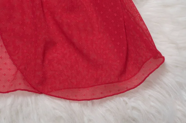Detalhes de peignoir de renda vermelho na pele branca. Conceito de lingerie moda — Fotografia de Stock