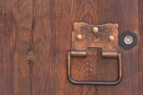 Кованая металлическая дверная ручка с кольцом на деревянной двери — стоковое фото