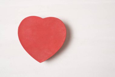 Kırmızı kalp şeklinde kutu beyaz arka planda izole