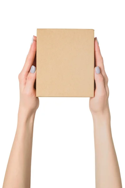 Pequeña caja de cartón en manos femeninas. Vista superior. Aislar — Foto de Stock