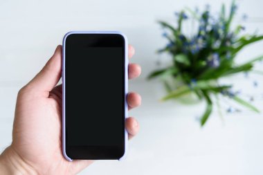 Akıllı telefonlu erkek eli. Siyah boş ekran. Akışlı tablo