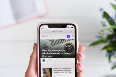 Kharkiv, Ukrayna - 10 Nisan 2019: Kadın ekranda Yahoo.com site ile Apple iphone X tutar.