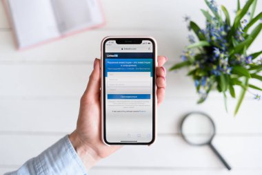 Kharkiv, Ukrayna - 10 Nisan 2019: Kadın ekranda Linkedin.com site ile Apple iphone X tutar.