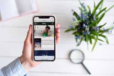 Kharkiv, Ukrayna - 10 Nisan 2019: Kadın ekranda go.com site ile Apple iphone X tutar.