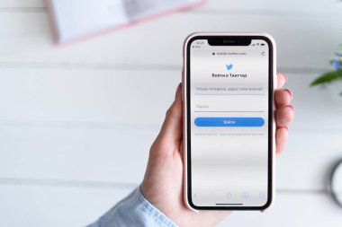Kharkiv, Ukrayna - 10 Nisan 2019: Ekranda mobile.twitter.com site ile kadın elinde Apple iphone X.